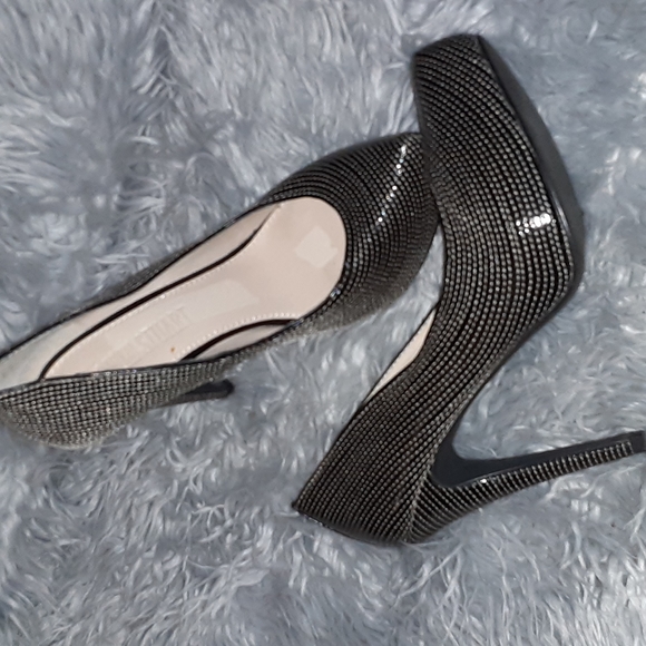 Colin Stuart back and white 4 in pumps - Picture 4 of 5